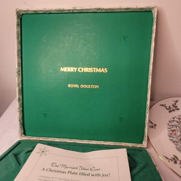 Royal Doulton Christmas Plate - Picture 10 of 13